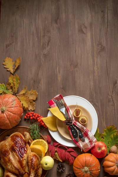 Erntedank Dinner Hintergrund Mit Truthahn Herbstblättern Saisonalen Herbstfrüchten Dekor Und — Stockfoto