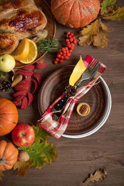 Thanksgiving Dinner Hintergrund Mit Truthahn Herbstblättern Und Saisonalen Herbstlichen Früchten — Stockfoto