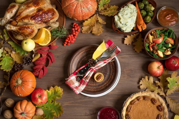 Thanksgiving Diner Achtergrond Met Turkije Alle Zijden Gerechten Pompoen Pie — Stockfoto