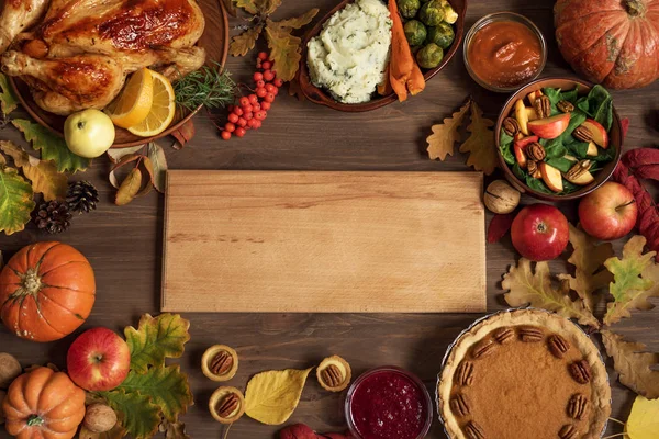 Höstens Festliga Thanksgiving Middag Bakgrund Med Turkiet Och Traditionella Sidor — Stockfoto