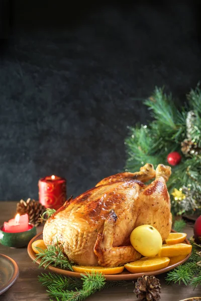 Weihnachtsgebratenes Huhn Oder Truthahn Zum Weihnachtsessen Festlich Dekorierter Holztisch Für — Stockfoto