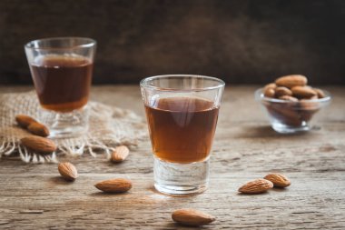 İtalyan likörü Amaretto badem rustik ahşap arka plan, kopya alanı ile