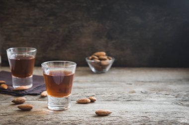 İtalyan likörü Amaretto badem rustik ahşap arka plan, kopya alanı ile