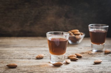 İtalyan likörü Amaretto badem rustik ahşap arka plan, kopya alanı ile