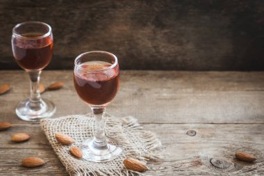 İtalyan likörü Amaretto badem rustik ahşap arka plan, kopya alanı ile