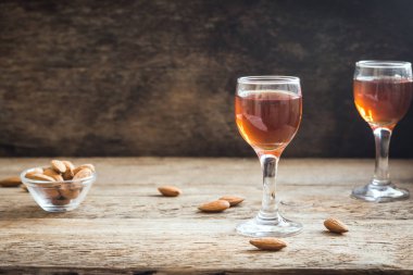 İtalyan likörü Amaretto badem rustik ahşap arka plan, kopya alanı ile