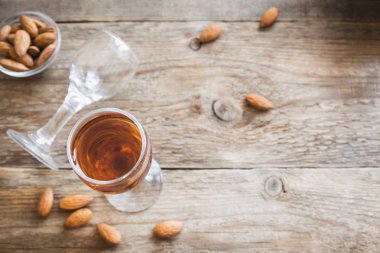 İtalyan likörü Amaretto badem rustik ahşap arka plan, kopya alanı ile