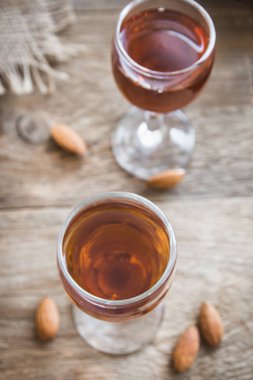 İtalyan likörü Amaretto badem rustik ahşap arka plan, kopya alanı ile