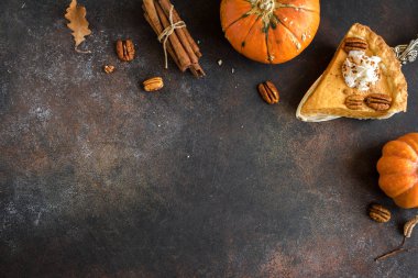 Krem şanti, pekan somun ve rustik zemin üzerine tarçın ile kabak pasta top görünümü, kopya alanı. Şükran günü - kabak pasta parçası için ev yapımı sonbahar pasta.