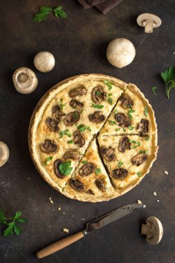 Mantarlı kiş pasta ile petrol ve peynir rustik arka plan, üstten görünüm üzerinde. Mantar ile tuzlu tart.