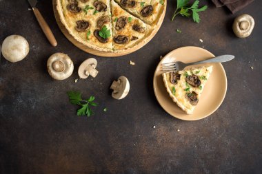 Mantarlı kiş pasta ile petrol ve peynir rustik arka plan, üstten görünüm üzerinde. Mantar ile tuzlu tart.