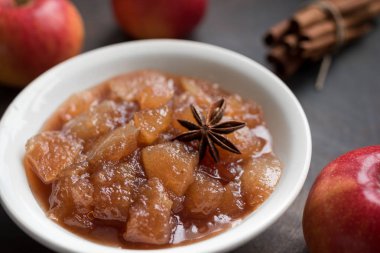 Ev yapımı elma Chutney (elma reçel, marmelat, tıknaz sos) tarçın, anason ve elma rustik arka planda, yer kopyalayın. Geleneksel sonbahar elma reçel.