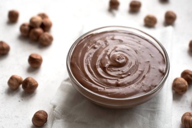 Çikolatalı fındık yayılmış beyaz arka plan üzerinde en iyi görünüm, kopya alanı. Fındık ile ev yapımı çikolata yayıldı.