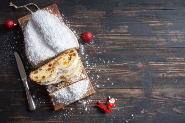 Ahşap arka planda Noel çalıntısı. Geleneksel Noel şenlikli pasta tatlısı. Noel için çalınmış.