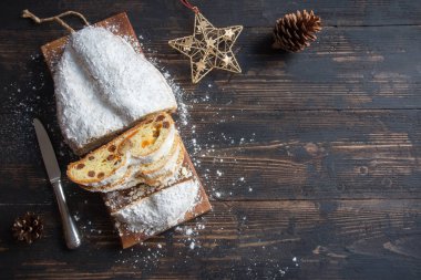 Ahşap arka planda Noel çalıntısı. Geleneksel Noel şenlikli pasta tatlısı. Noel için çalınmış.