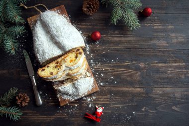 Ahşap arka planda Noel çalıntısı. Geleneksel Noel şenlikli pasta tatlısı. Noel için çalınmış.