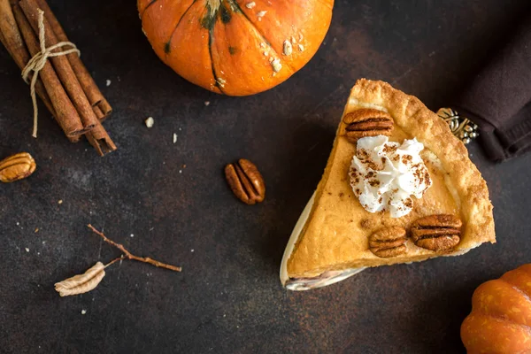 Tarte Citrouille Avec Crème Fouettée Noix Pécan Cannelle Sur Fond — Photo