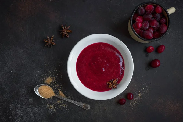 Zelfgemaakte Cranberry Saus Relish Voor Thanksgiving Kerstmis Houten Close Traditionele — Stockfoto