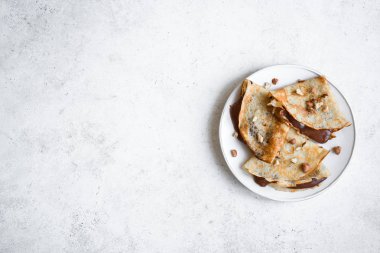 Krep çikolata yayıldı ve fındık ile. Kahvaltı ya da beyaz, kopya alanı üzerine tatlı için ev yapımı ince krep.