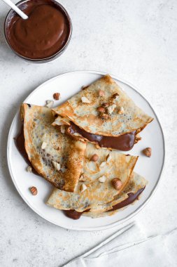 Krep çikolata yayıldı ve fındık ile. Kahvaltı ya da tatlı için ev yapımı ince krep.