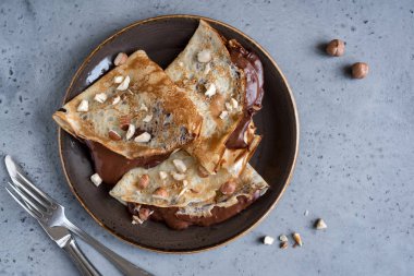 Krep çikolata yayıldı ve fındık ile. Kahvaltı ya da tatlı için ev yapımı ince krep.