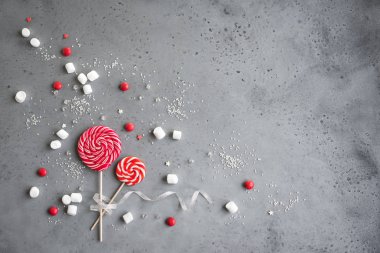 Kırmızı ve beyaz mevsimlik kış tatlılar, şekerler ve marshmallow ile Noel kompozisyon, düz gri, kopya alanı üzerinde yatıyordu. Noel tebrik kartı, desigh, kavram.