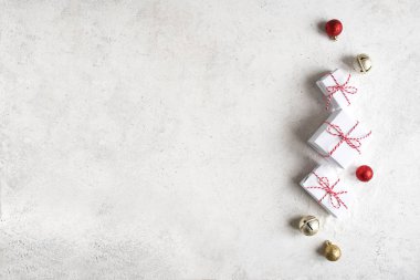 Noel hediye kutuları beyaz arka planda, yer kopyalayın. Beyaz Noel hediyeleri ve altın top, Festival kompozisyon, kavram.
