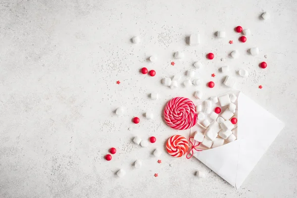 Weihnachtskomposition Mit Süßigkeiten Und Kuvertüre Flach Auf Weiß Gelegt Kopierraum — Stockfoto