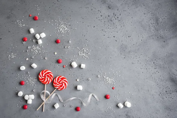 Weihnachtskomposition Mit Roten Und Weißen Saisonalen Wintersüßigkeiten Bonbons Und Marshmallows — Stockfoto