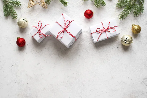 Composición Navideña Con Cajas Regalo Ramas Abeto Bolas Doradas Sobre —  Fotos de Stock