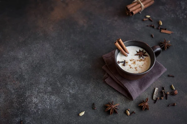 Geleneksel Hint Masala Chai Çay Malzemelerle Seramik Kupası Nda Kopya — Stok fotoğraf