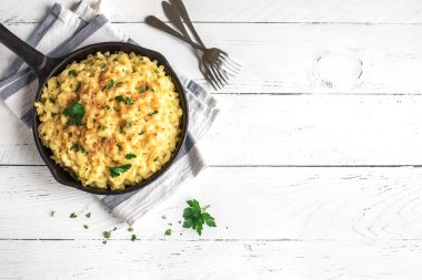 Mac ve peynir, peynirli sos ve beyaz tahta masada, kopya alanı üstten görünüm Tepesi gevrek ekmek kırıntıları ile Amerikan tarzı Makarna Makarna