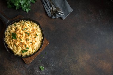 Mac ve peynir, peynirli sos ve karanlık rustik masaya, kopya alanı üstten görünüm Tepesi gevrek ekmek kırıntıları ile Amerikan tarzı Makarna Makarna