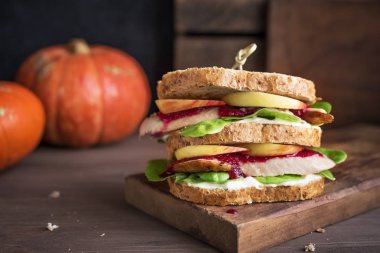 Hindi ya da tavuk artık sandviç ile doldurma ve kızılcık sosu. Taze Şükran veya Noel Türkiye yemek artıkları kepekli ekmek üzerinde yapılan.