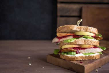 Hindi ya da tavuk artık sandviç ile doldurma ve kızılcık sosu. Taze Şükran veya Noel Türkiye yemek artıkları kepekli ekmek üzerinde yapılan.