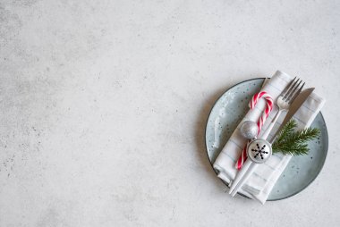 Noel tablo ayarını beyaz masada gümüş toplarla alanı kopyalayın. Noel yemeği, parti tasarım, konsept.