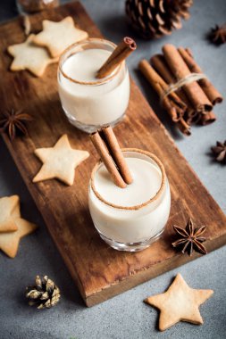 Tarçın ve Hindistan cevizi Noel ve kış için yumurta likörü tatil. Noel yumurta likörü, taş zemin üzerine izole gingerbread çerezleri.