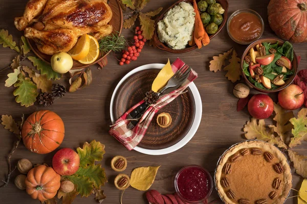 感恩节晚餐背景与火鸡和各方菜肴 南瓜派 落叶和盘子周围的季节性装饰 顶视图 — 图库照片