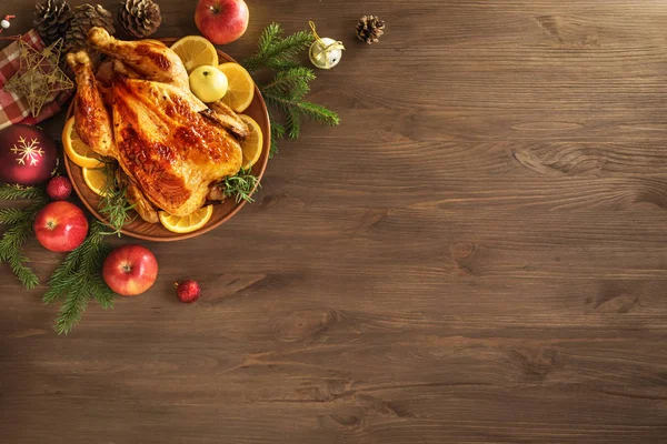 Weihnachtsgebratenes Huhn Oder Truthahn Zum Weihnachtsessen Festlich Dekorierter Holztisch Für — Stockfoto