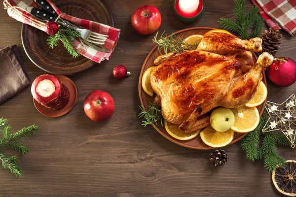 Geroosterde Kerst Kip Kalkoen Voor Kerstdiner Feestelijke Gedecoreerde Houten Tafel — Stockfoto