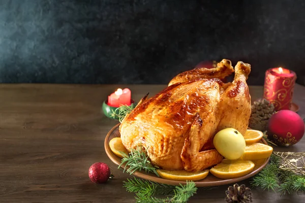 Weihnachtsgebratenes Huhn Oder Truthahn Zum Weihnachtsessen Festlich Dekorierter Holztisch Zum — Stockfoto