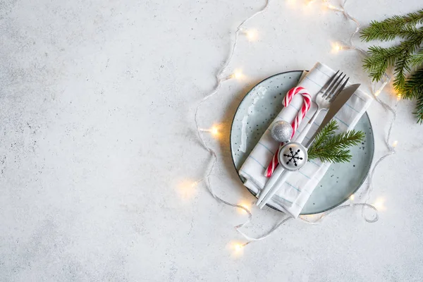 Weihnachten Tischdekoration Mit Tannenzweigen Und Lichtern Auf Weißem Tisch Kopierraum — Stockfoto