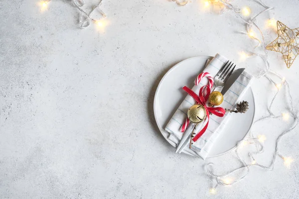 Table Noël Réglage Avec Des Lumières Sur Table Blanche Espace — Photo