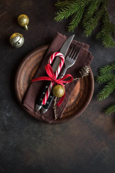 Table Noël Avec Branches Sapin Sur Table Rustique Sombre Espace — Photo