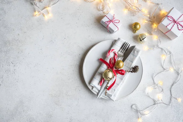 Ensemble Table Noël Avec Lumières Boîtes Cadeaux Sur Table Blanche — Photo