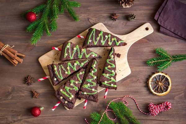 Brownies Chocolate Forma Árboles Navidad Con Glaseado Verde Aspersiones Festivas Imagen de stock