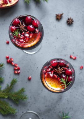 Noel sangria portakal, nar taneleri, kızılcık, biberiye ve baharat - ev yapımı şenlikli içki şarap mulled Noel zamanı için.