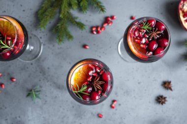Noel sangria portakal, nar taneleri, kızılcık, biberiye ve baharat - ev yapımı şenlikli içki şarap mulled Noel zamanı için.