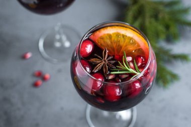 Noel sangria portakal, nar taneleri, kızılcık, biberiye ve baharat - ev yapımı şenlikli içki şarap mulled Noel zamanı için.