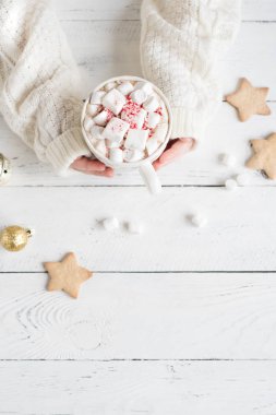 Noel sıcak çikolata marshmallow ile naneli şeker beyaz masa, üstten görünüm, kopya alanı elinde. Sıcak kakao Noel'de içki ve şenlikli dekor ile tatil kış.